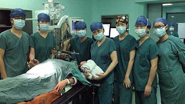 61 évesen szült a kínai nő, miután meghalt egyetlen gyermeke
