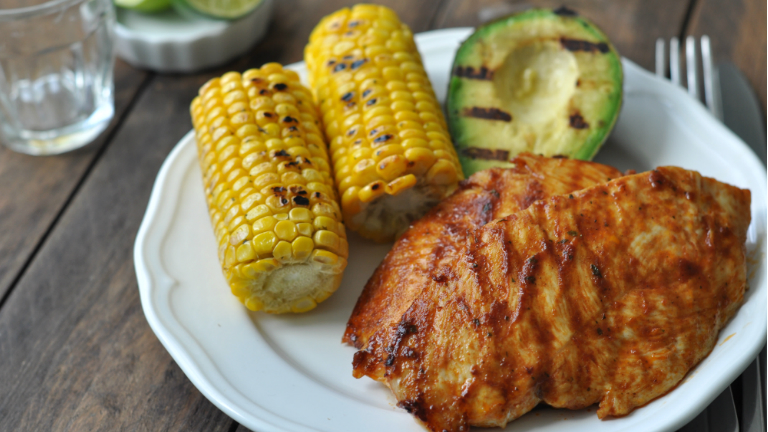 Grillezett csirkemell fűszervajas grillezett kukoricával és lime-os grillezett avokádóval