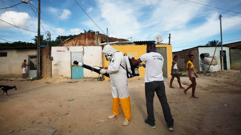 A Zika vírust hordozó szúnyogokat írtják Rio de Janeiro-ban (Fotó: Christophe Simon/AFP)