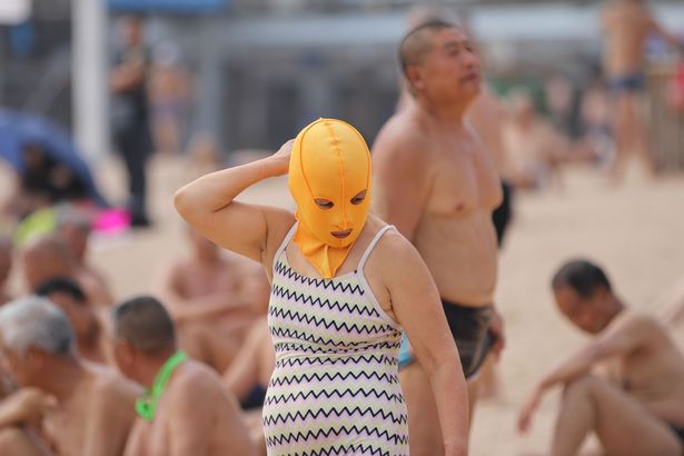 Bizarr mánia: ilyen arcmaszkokkal strandolnak Kínában