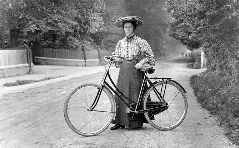 Annie Londonderry, első nő, aki egy revolverrel biciklizte körbe a földet