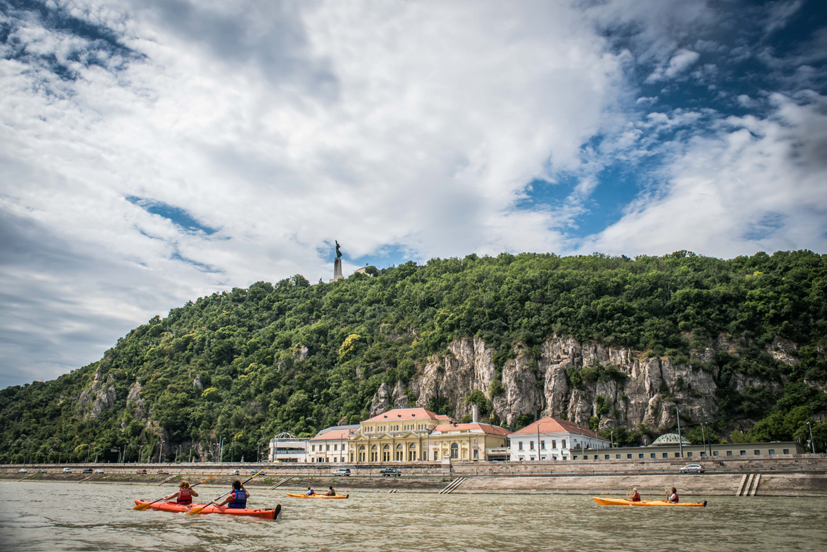 Így látod Budapestet egy kajakból - különleges dunai túrán jártunk 