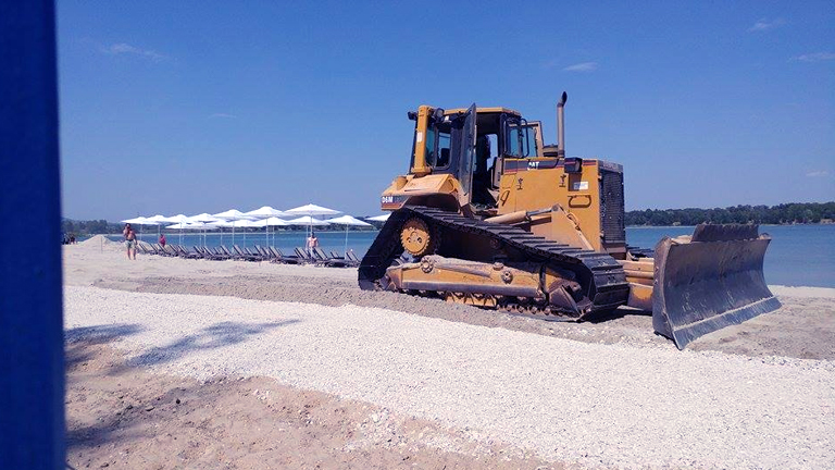 Bár kedden még munkagépek dolgoztak a területen, szerdától hivatalosan is megnyitja kapuit a Lupa-tó strandkomplexum (Fotó: Andersen Dávid)