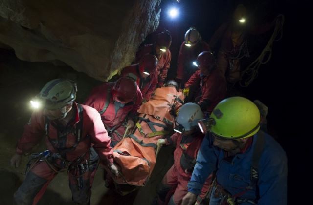 Munka közben a barlangi mentők - fotó: Kovács Márton