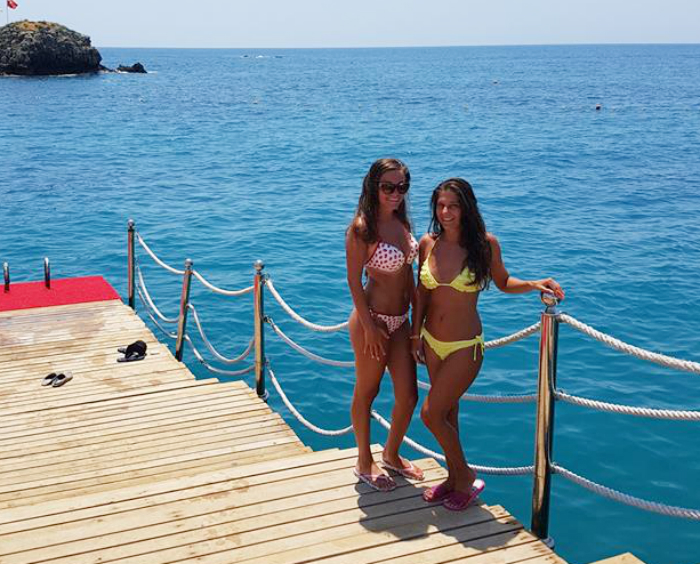 Nyári lányok nekivetkőztek - Edit és Aliz így nyaralt Törökországban