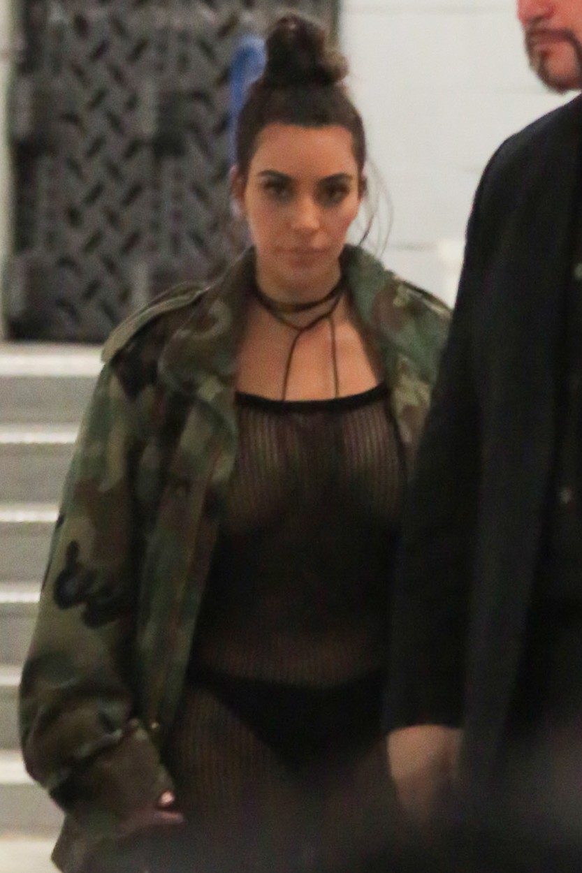 Kim Kardashian bugyiban sétálgat, lényegében