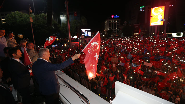 Binali Yildirim török miniszterelnök köszönti a puccs ellen demonstrálókat Ankarában