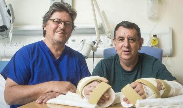 Simon Kay professzor (b.) és Chris King (j.) a műtét után (Fotó: BBC)