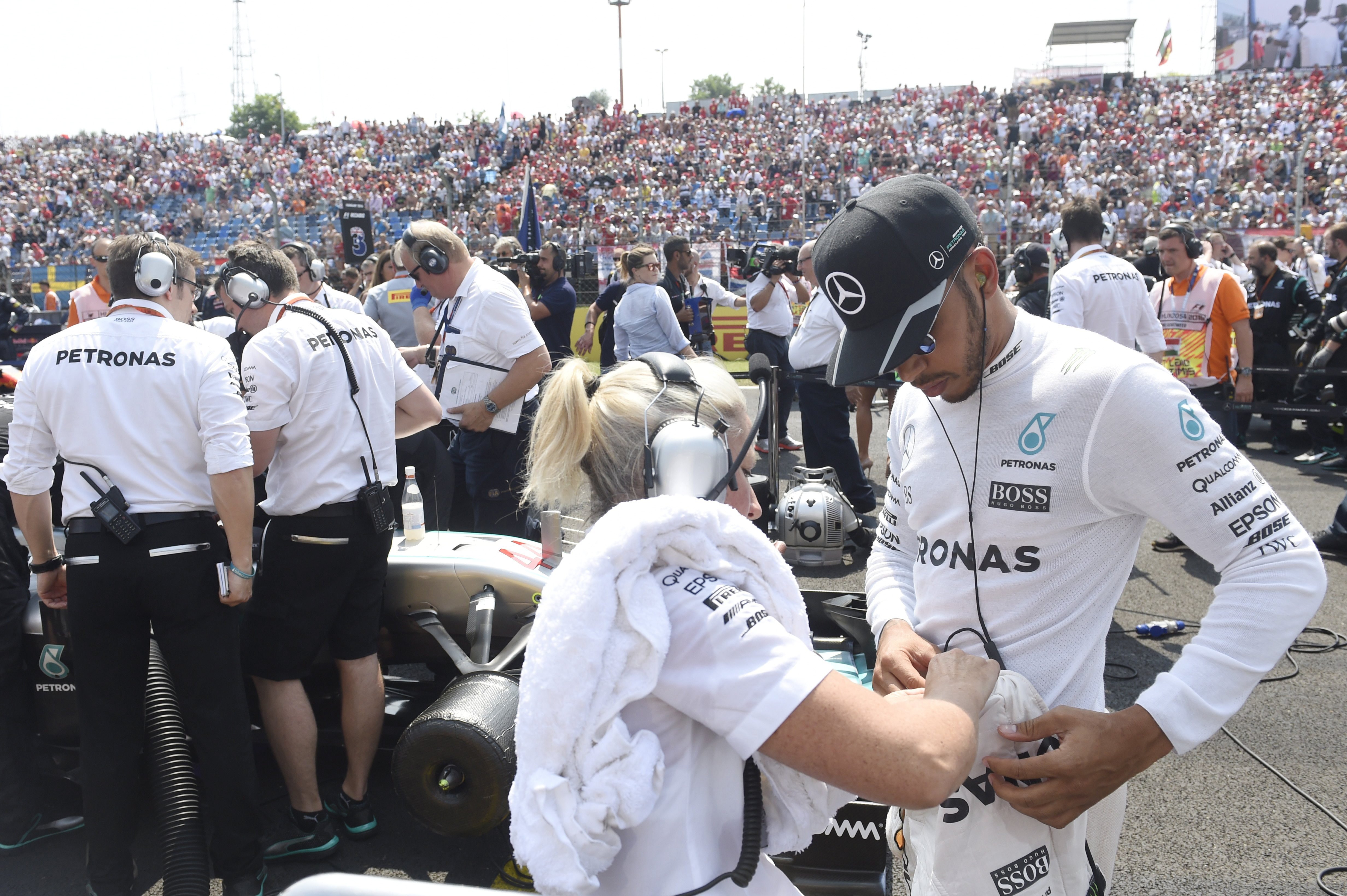 Forma-1: Hamilton nyert, rekordot döntött, és vezet az összetettben