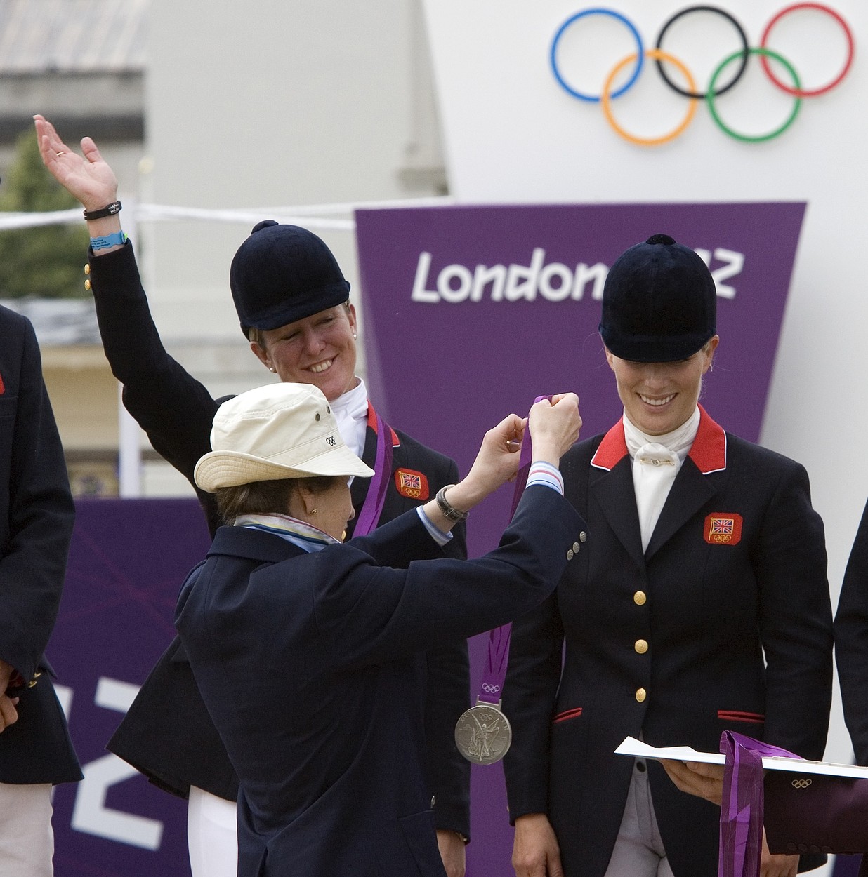 Zara Phillips édesanyjától veszi át az olimpiai ezüstöt 2012-ben