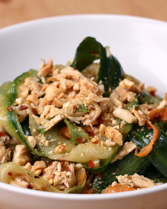 Most megtudhatod, hogy készíts mennyei pad thai salátát otthon!