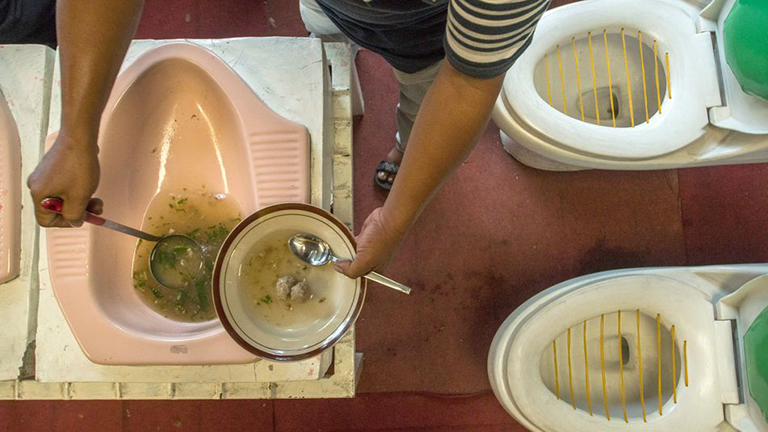 Te megvacsoráznál az indonéz vécés-étteremben?