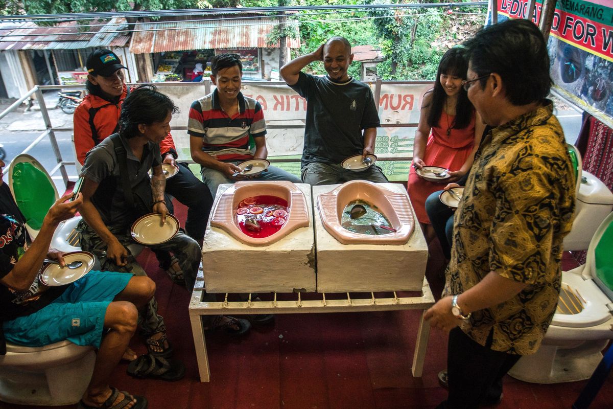 Te megvacsoráznál az indonéz vécés-étteremben?
