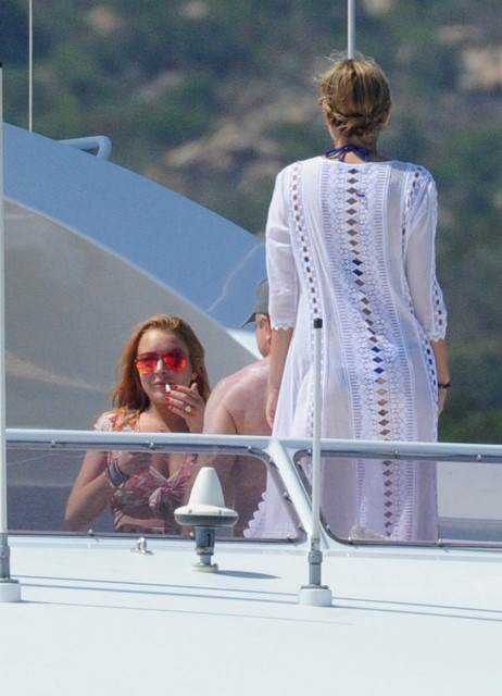Iszik és dohányzik a terhes Lindsay Lohan