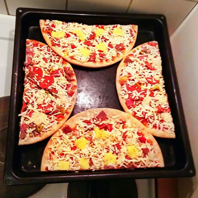 Így fér el két mélyhűtött pizza egyetlen tepsiben