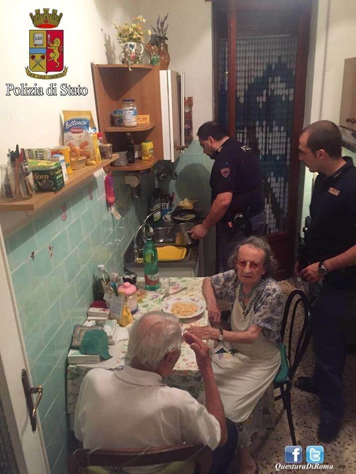 Vacsorát főztek a rendőrök az idős házaspárnak, miután sírni hallották őket