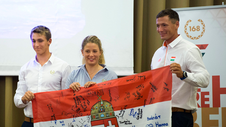 Vadnai Benjámin (b), Érdi Mária (k) és Berecz Zsombor, a Rióba utazó olimpiai vitorlázó csapat tagjai