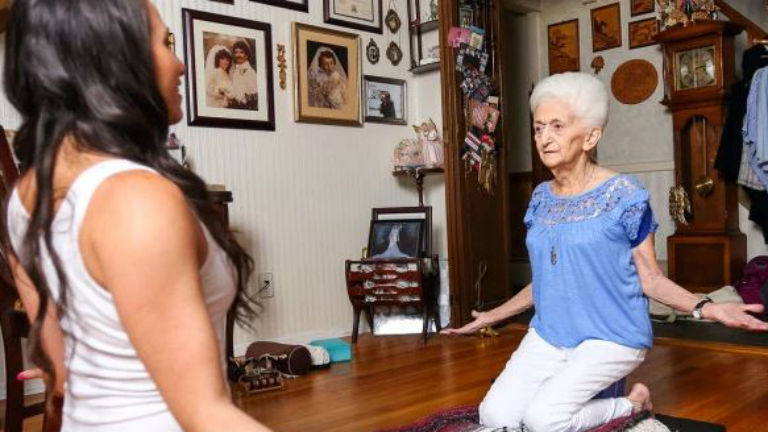 A jógának köszönhetően állt fel tolószékéből a 85 éves nő 