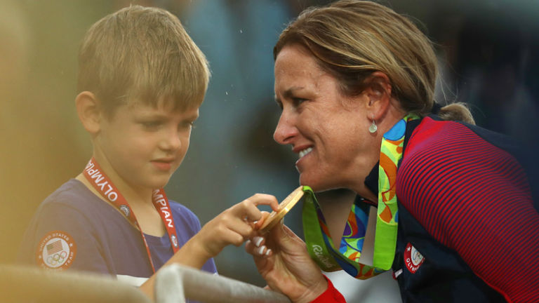 Olimpia 2016: Összeesett a befutó után az olimpiai bajnok biciklista, kisfia sietett a segítségére