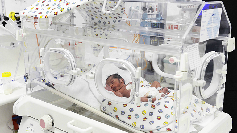 Meghalt a koraszülött baba, mert az ápoló elfelejtette bekapcsolni az inkubátort