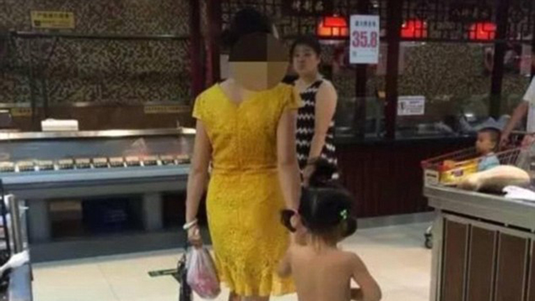 Kiakadt a net az anyán, aki meztelenül vitte gyerekét vásárolni