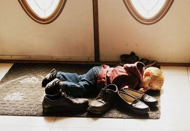 Gyerekek akik képesek bárhol, bármilyen pózban elaludni