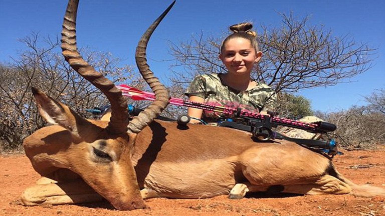 Zebrát és zsiráfot is ölt már a 12 éves lány - az interneten védte meg 