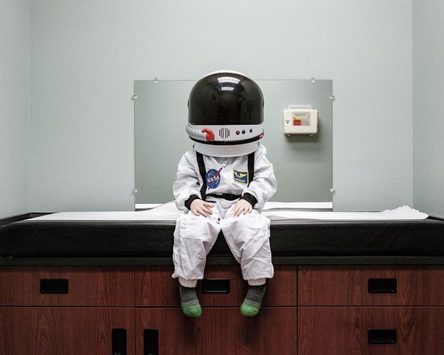 Egy apa űrhajósnak öltöztetve fotózza a fiát, hogy segítsen neki felfedezni a világot - fotók