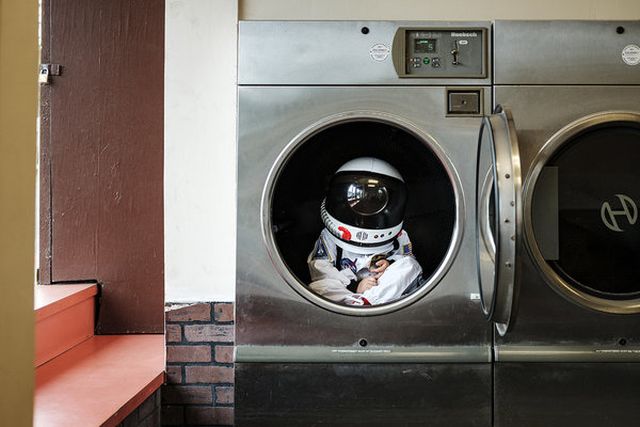 Egy apa űrhajósnak öltöztetve fotózza a fiát, hogy segítsen neki felfedezni a világot - fotók
