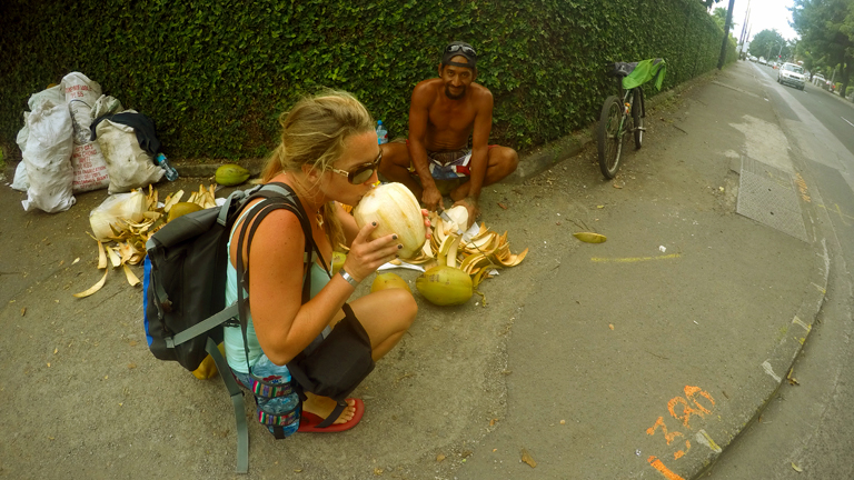 Friss kókusztej Tahitin (Fotó: Wynne-Hughes Veronika)