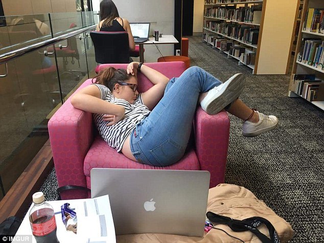 Elaludt az egyetemi könyvtárban - ma már az egész világ róla beszél