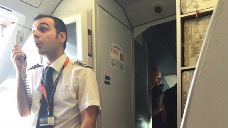 Egy órát késett a gép, mert összevesztek a stewardessek