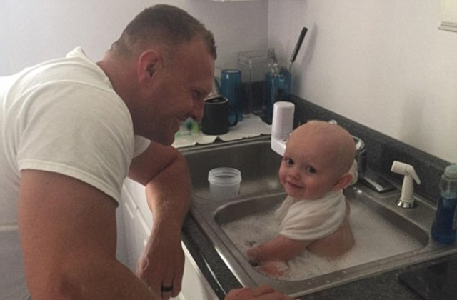 A rendőr fürdette meg a megmentett kisbabát