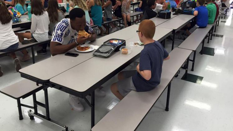 Megható dolgot tett a focista, mikor meglátta az egyedül ebédelő autista kisfiút