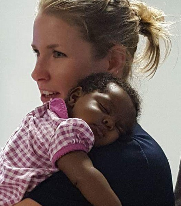 Elveszítette szüleit, rendőr ölelte az egyhónapos babát 
