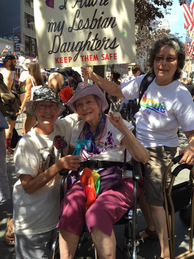 30 éve ugyanazzal a plakáttal jár a Pride-ra a 92 éves anyuka