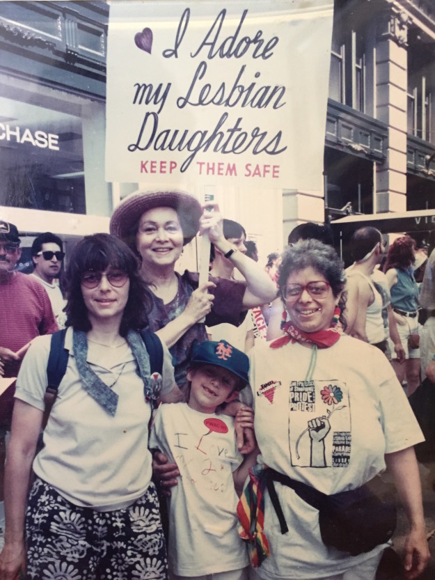 30 éve ugyanazzal a plakáttal jár a Pride-ra a 92 éves anyuka
