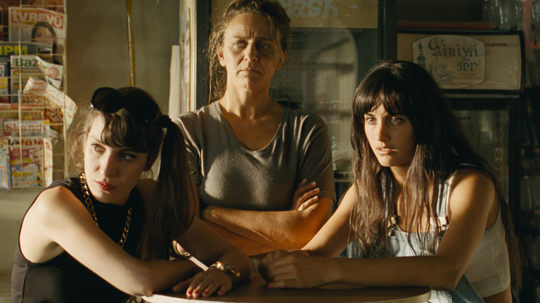 Irma Milovic, Pokorny Lia, Trokán Nóra a film egyik jelenetében (Fotó: Vertigo Média)