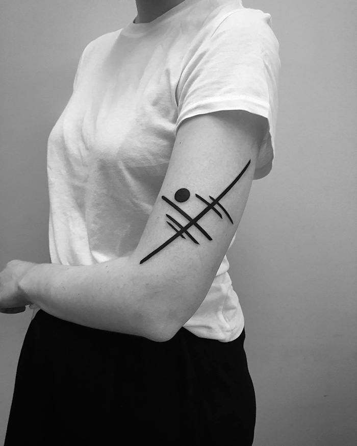 Egyedi minimalista tetoválásokat alkot az ororsz művész