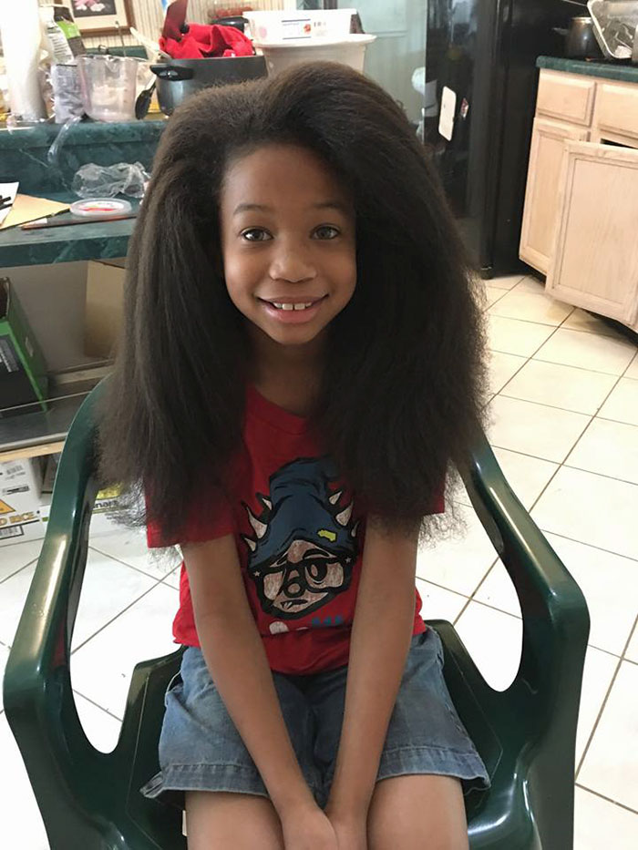 Két évig növesztette haját a kisfiú, hogy rákbeteg gyerekeknek segíthessen