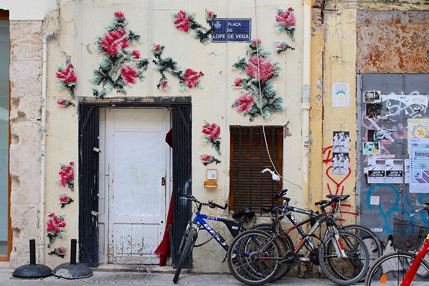 Kereszthímzéssel díszíti a spanyol utcákat egy street art művész