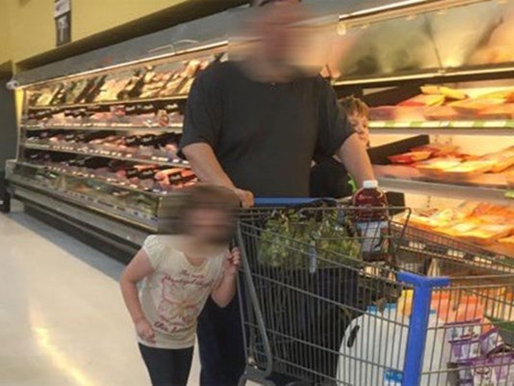Kiakadt a net az apukára, aki a hajánál fogva rángatta kislányát bevásárlás közben