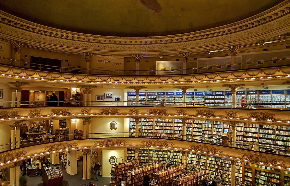 Varázslatos könyvesbolt lett a 100 éves színházból