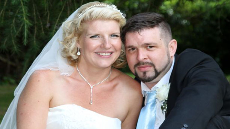 20 évig kereste a fiút nyári románcából - most összeházasodtak