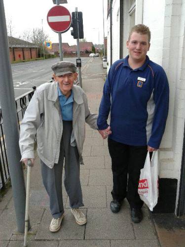 Megható történet Angliából: A fiatal eladó hazakísérte 95 éves vásárlójukat, Bobot, mert tudni akarta, hogy az idős ember biztonságban hazaérkezik.