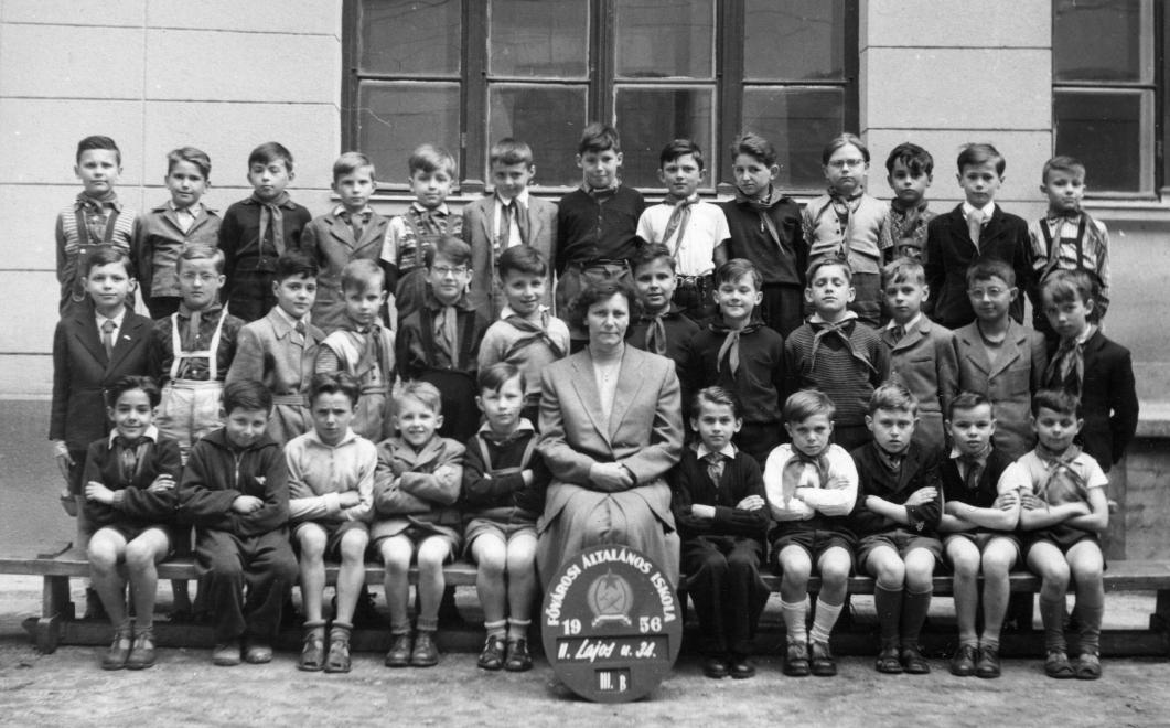Egy II. kerületi iskola tanulói 1956-ban. Fotó: Fortepan