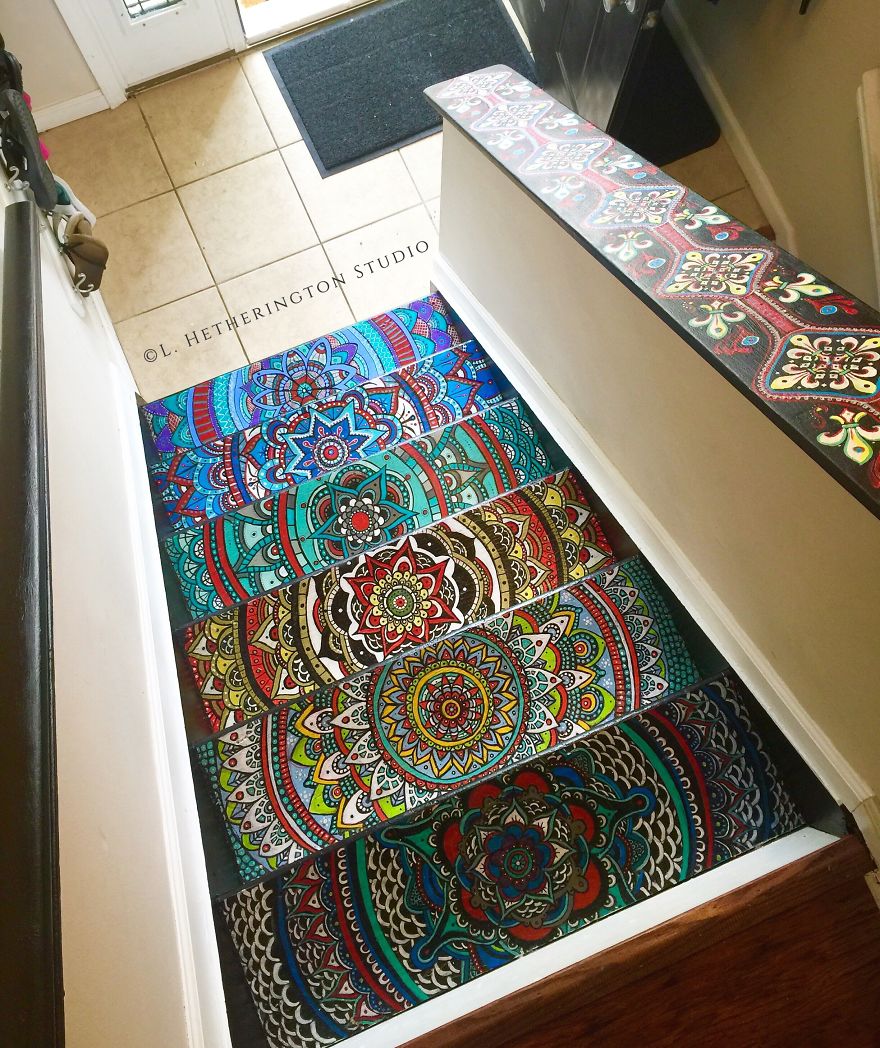 Unalmas lépcsőfokokból káprázatos mandalákat varázsolt egy művész