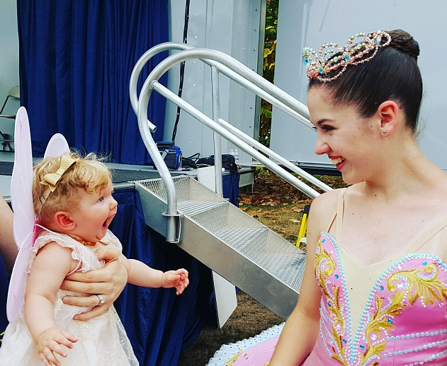 Életében először lát balerinát a hathónapos kislány – elolvadsz a reakciójától 