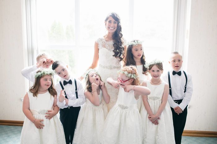 Az egész internet imádja a tanárnőt, aki meghívta Down-szindrómás diákjait az esküvőjére