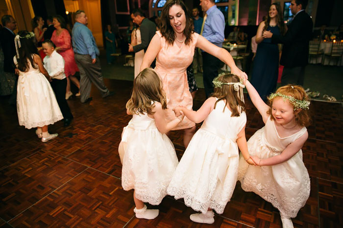 Az egész internet imádja a tanárnőt, aki meghívta Down-szindrómás diákjait az esküvőjére